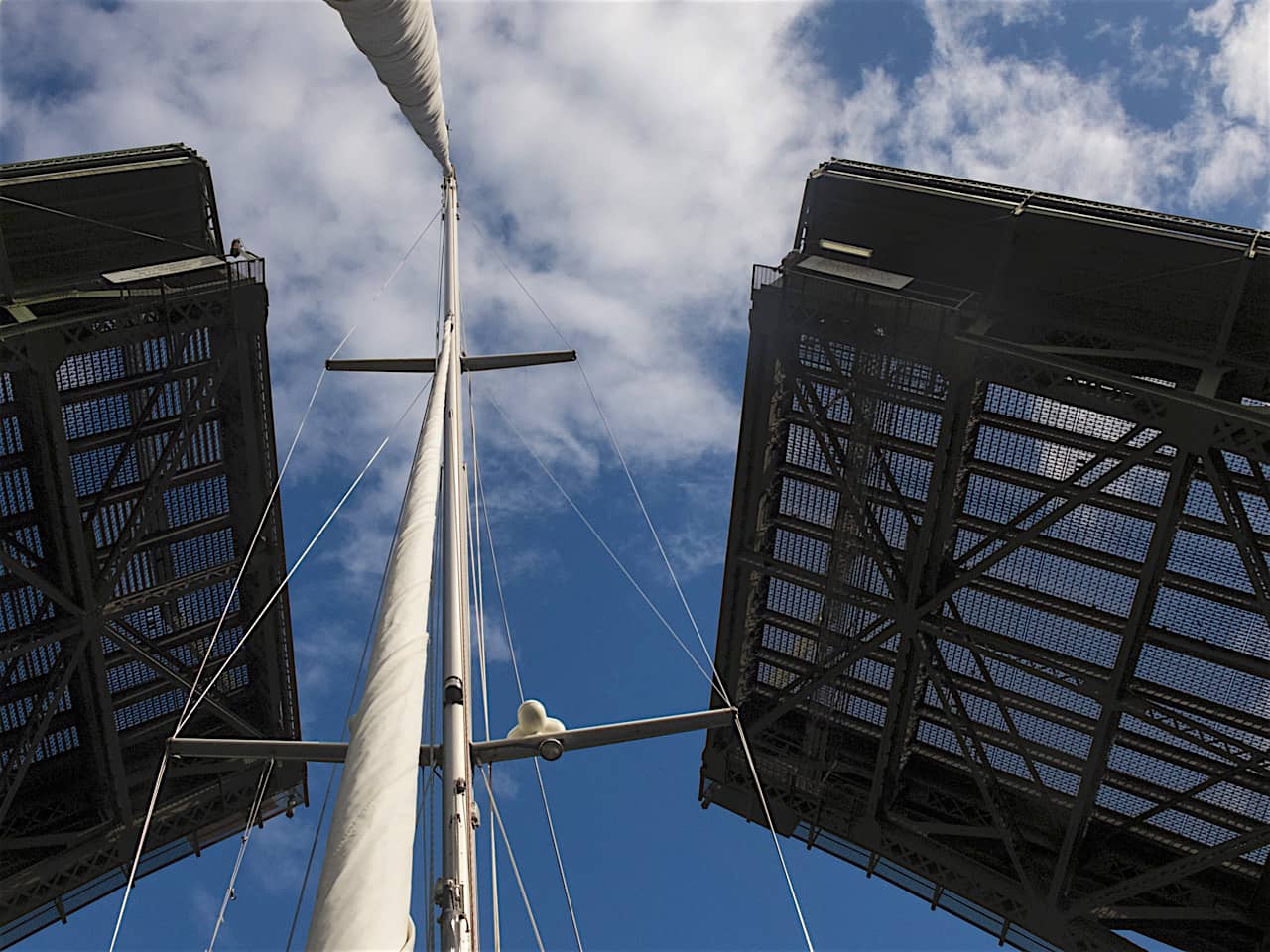 s/v Airstream through the bridges.