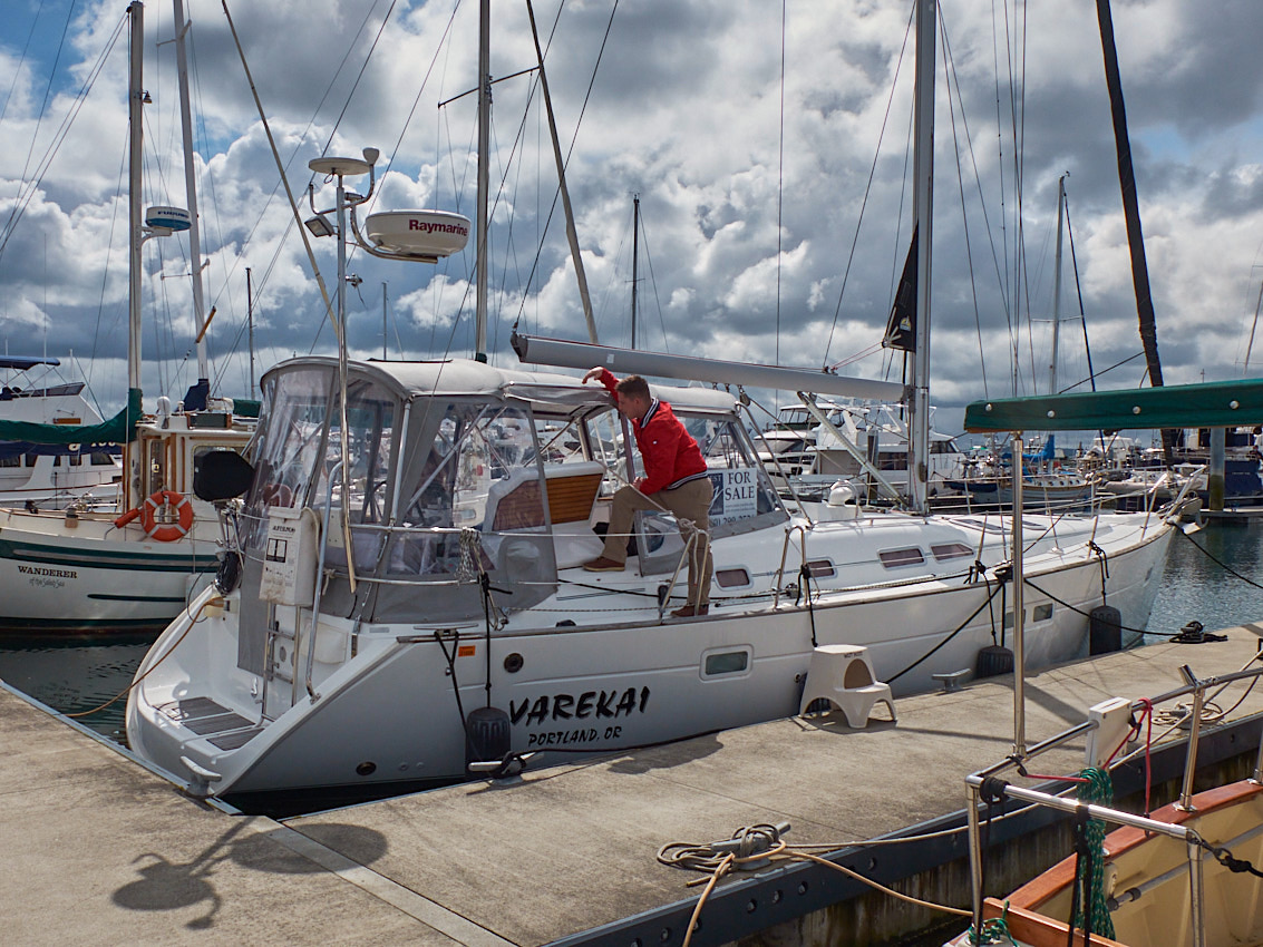 Beneteau 432 docked